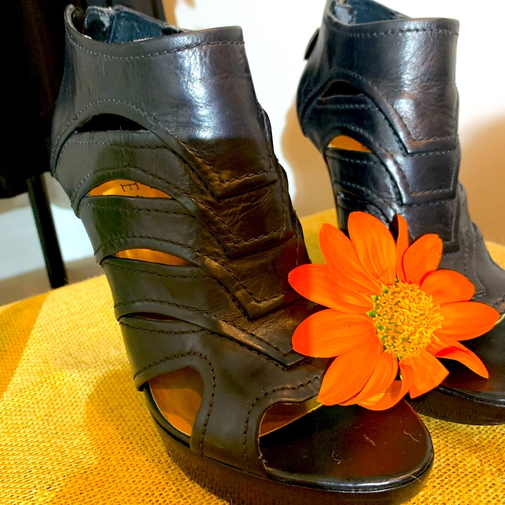 Black Guess leather heels